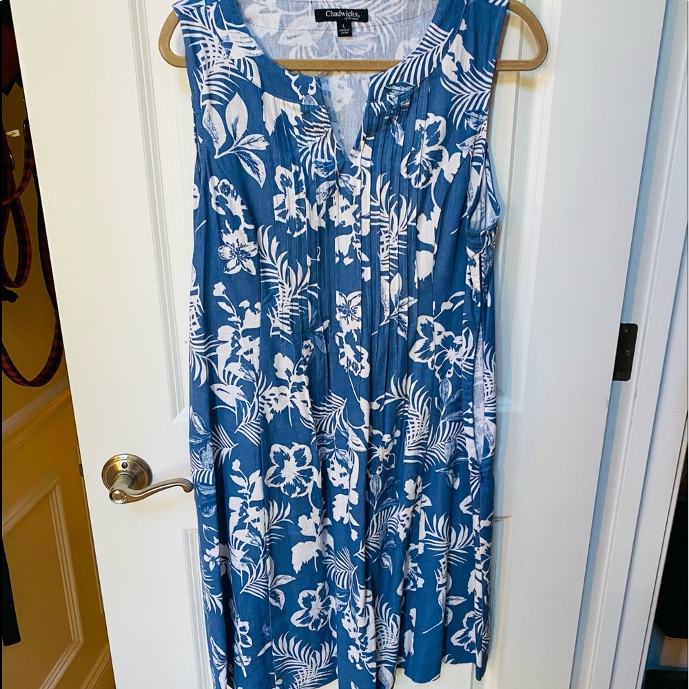 LINEN blend blue & white floral dress. Like new. Size L